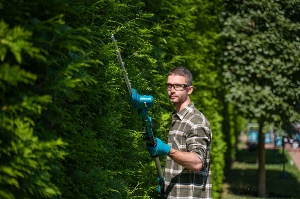 Аккумуляторный штанговый телескопический кусторез Makita DUN461WSF