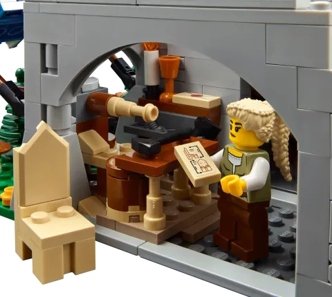 Конструктор LEGO Icons 10332 Средневековая городская площадь