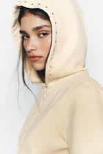 Свитшот с заклепками и эффектом потертости - ZARA