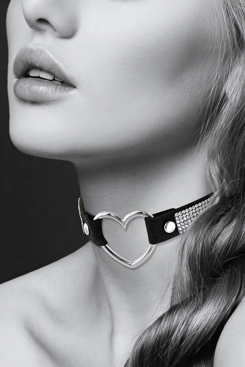 Чокер-сердечко с кристаллами COLLIER STRASS ET COEUR (Цвет: черный)