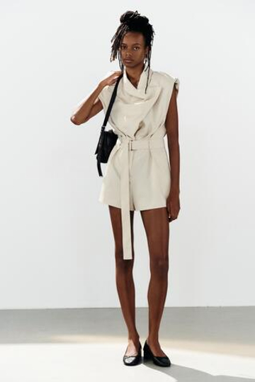 ZARA КОРОТКИЙ КОМБИНЕЗОН С ПОДПЛЕЧНИКАМИ И ПОЯСОМ, ЦВЕТ ПЕНЬКИ
