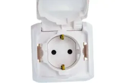 Розетка Legrand Quteo с заземлением + шторка накладная IP44 белая 25994