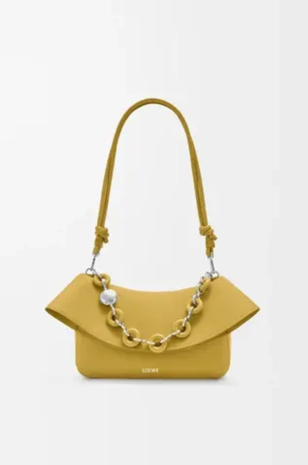 Loewe Средняя сумка Ola из гладкой телячьей кожи, желтый