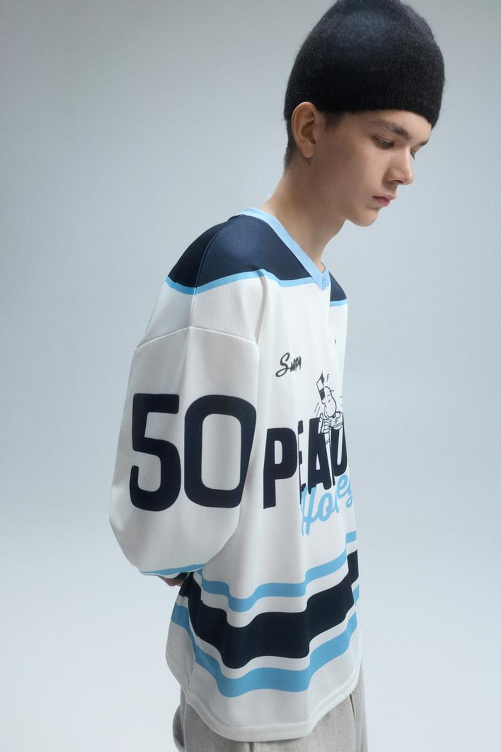 PULL&BEAR Хоккейная футболка с изображением персонажей мультфильма «Peanuts», белый