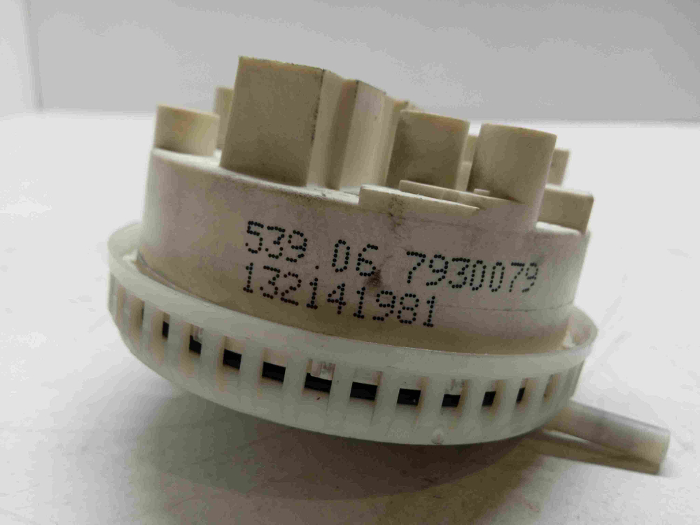 ZWO3104 кт273 Датчик уровня воды стиральной машины Zanussi ZWO3104 б/у