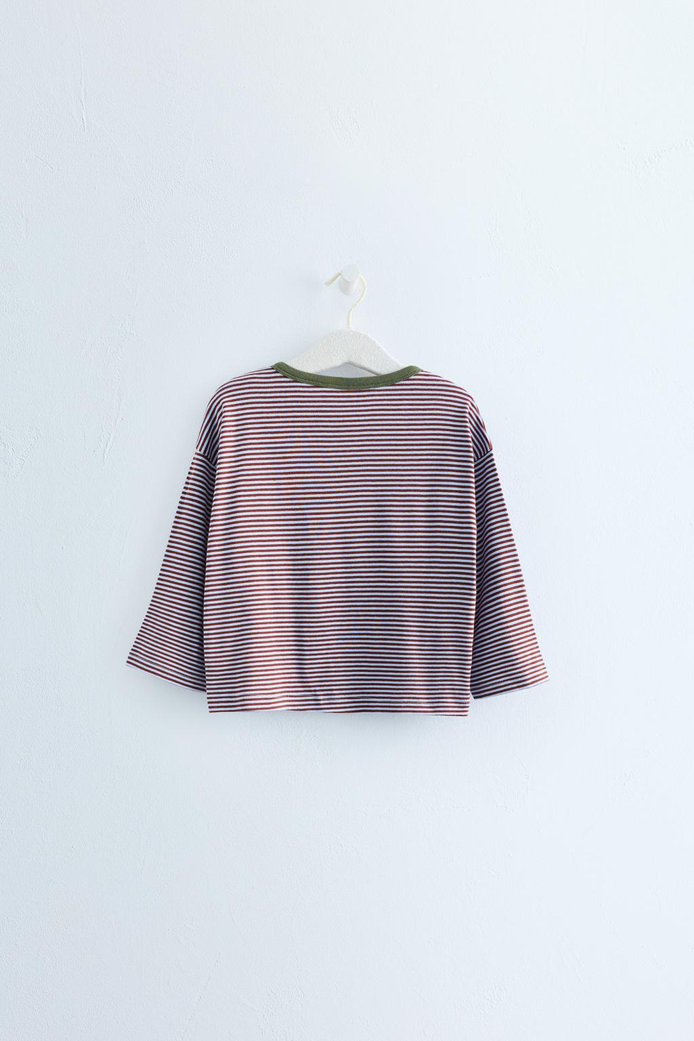 ZARA TIMELESS — ФУТБОЛКА В ПОЛОСКУ С ВОРОТНИКОМ-СТОЙКОЙ, БУРГУНДИ