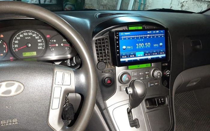 Магнитола для Hyundai H1 / Starex 2007-2015 (рамка-накладка черная) - Teyes CC3 монитор 9" QLED на Android 10, Быстрая, CarPlay, 4G SIM-слот