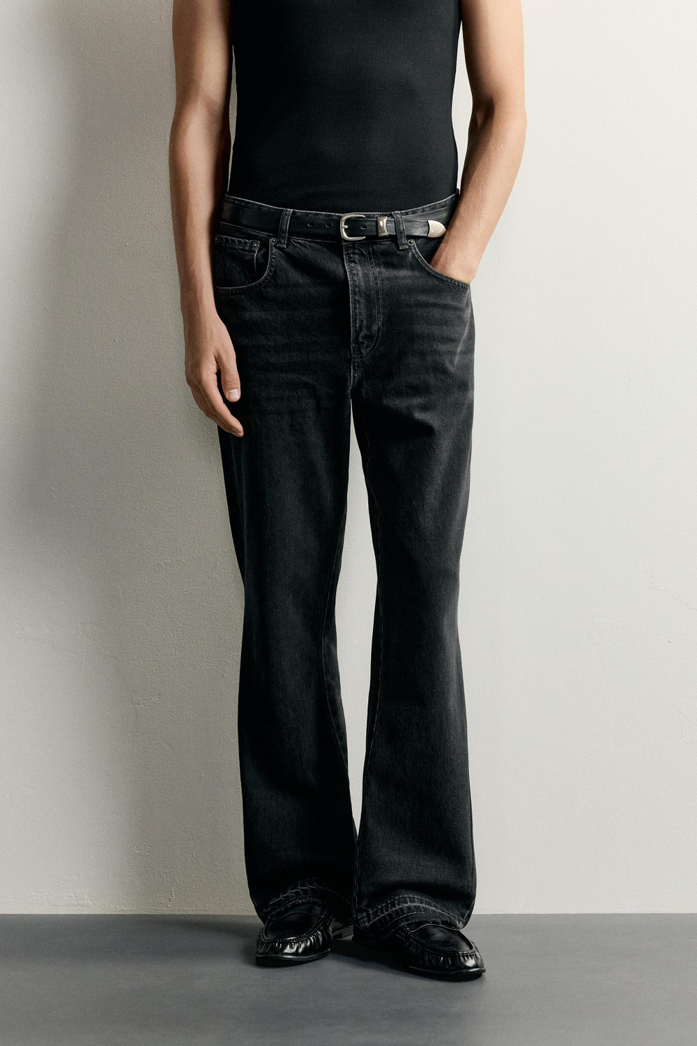 РАСКЛЕШЕННЫЕ ДЖИНСЫ С РАЗРЕЗАМИ — ZARA