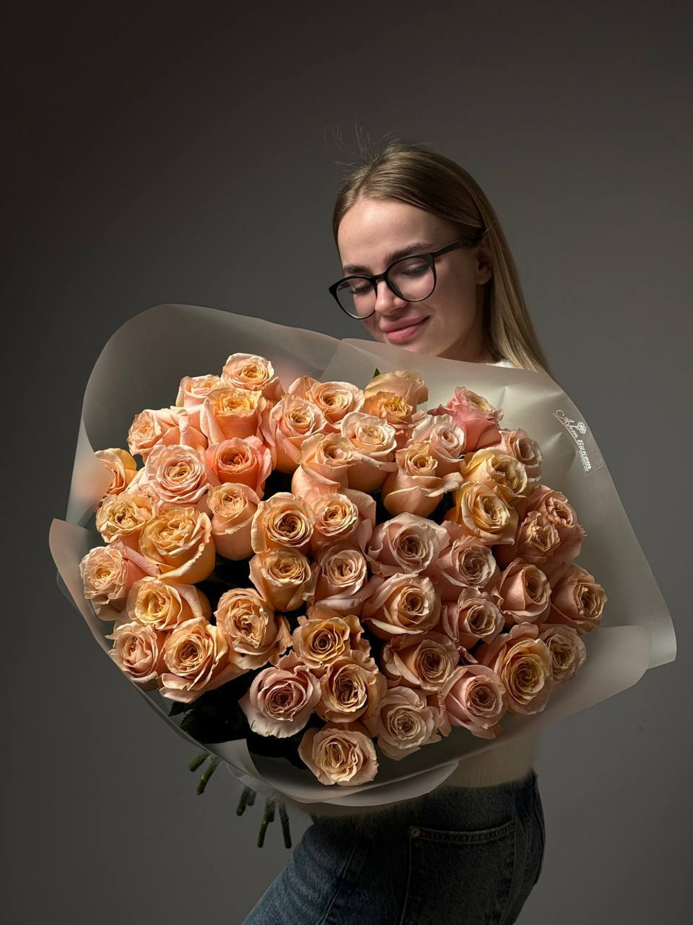 51 персиковых роз в упаковке