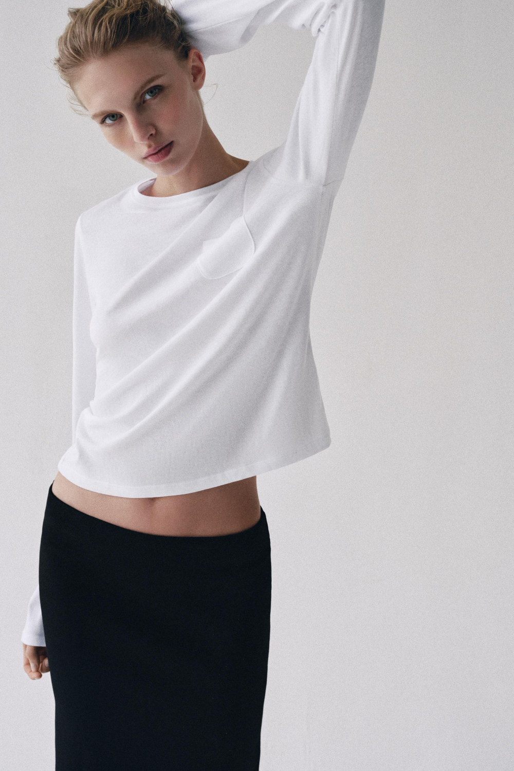 ФУТБОЛКА С КАРМАНОМ — ZARA