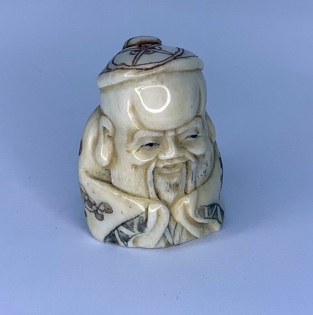 Нэцкэ Шоусин с шапочке