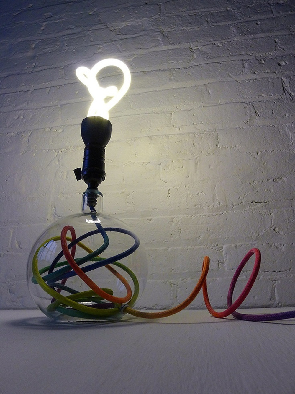 Энергосберегающая лампа  Plumen 01