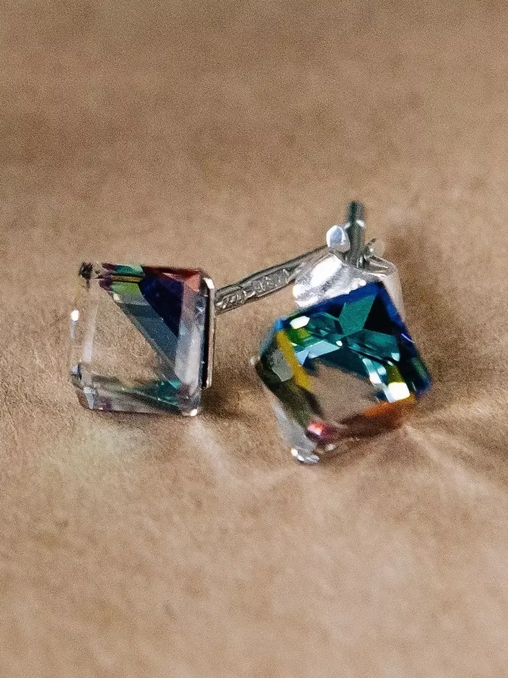 Серьги-гвоздики Миражи с зелеными кубиками-хамелеонами Swarovski