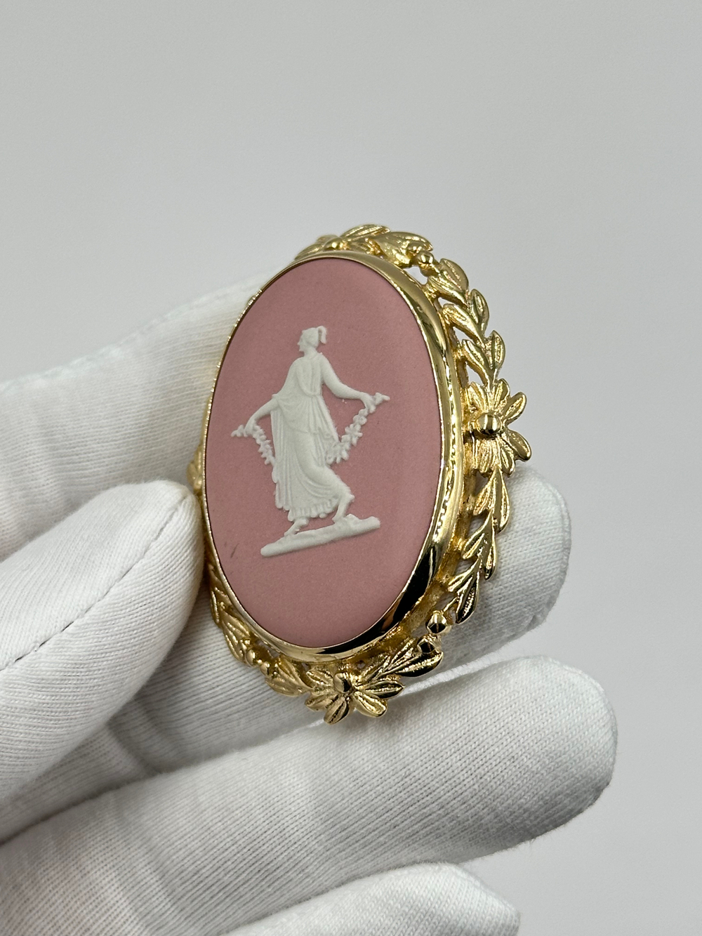 Брошь Wedgwood розовая