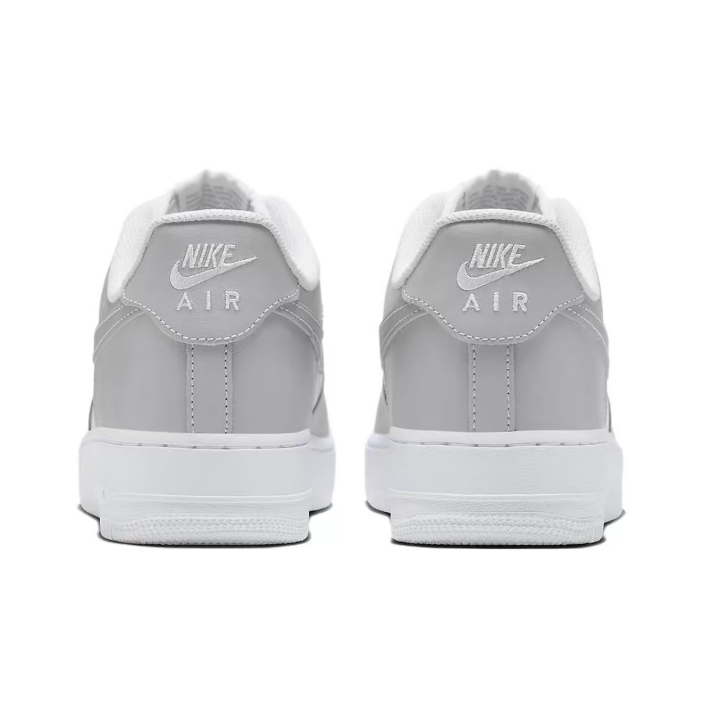 alt="Контрастные серые вставки Light Smoke Grey на пятке Nike Air Force 1 FD9763-101"