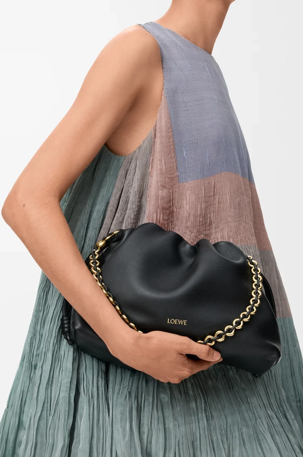 Loewe Сумка Flamenco среднего размера из мягкой кожи ягненка наппа, черный