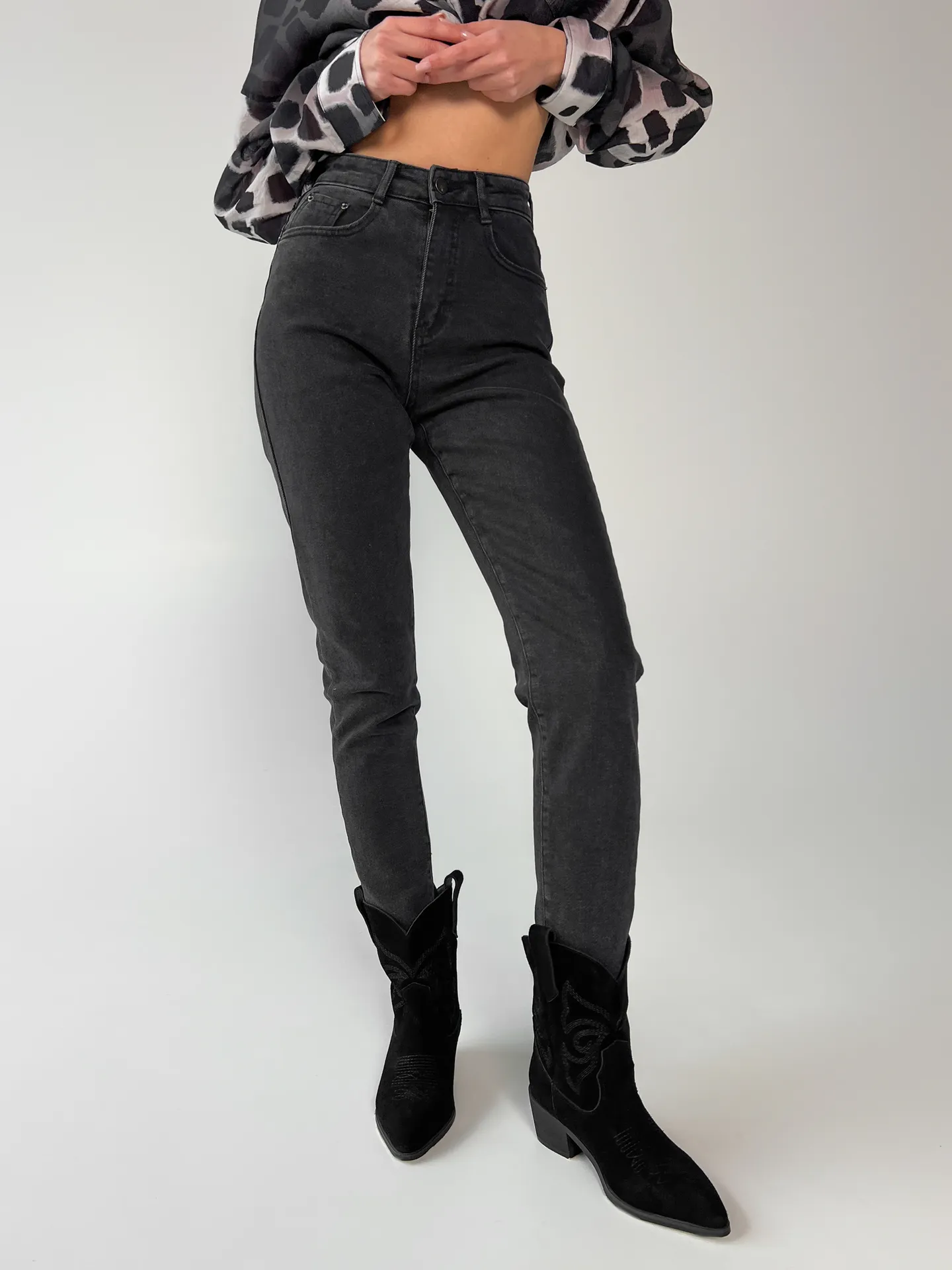 Джинсы Denim 2822 зауженные к низу однотонные
