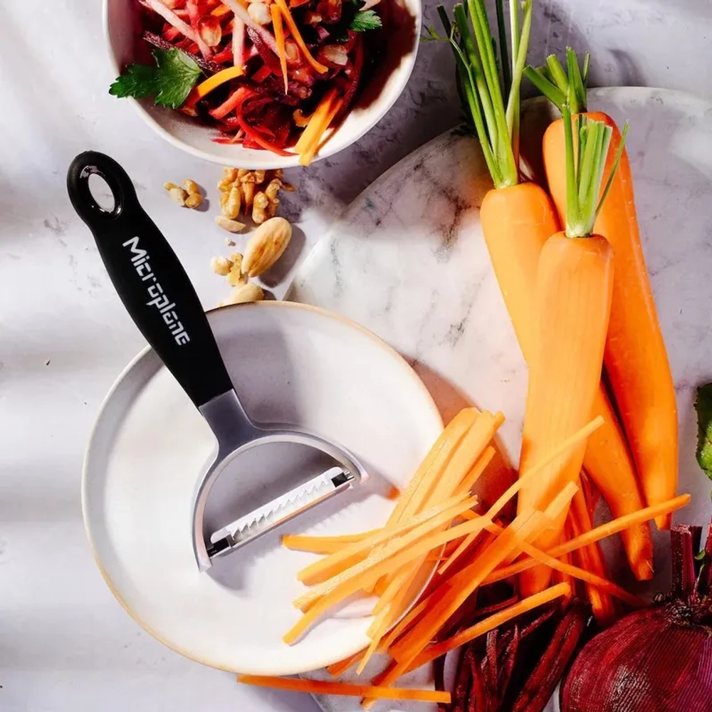 Microplane Горизонтальная овощечистка Y julienne черная EAN 098399480831