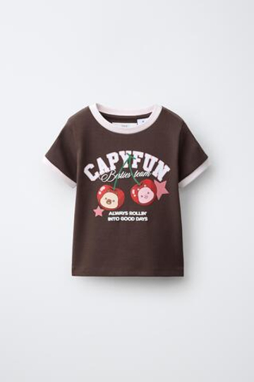 ZARA ФУТБОЛКА С ПРИНТОМ CAPYFUN © «ВИШНЯ», КОРИЧНЕВЫЙ