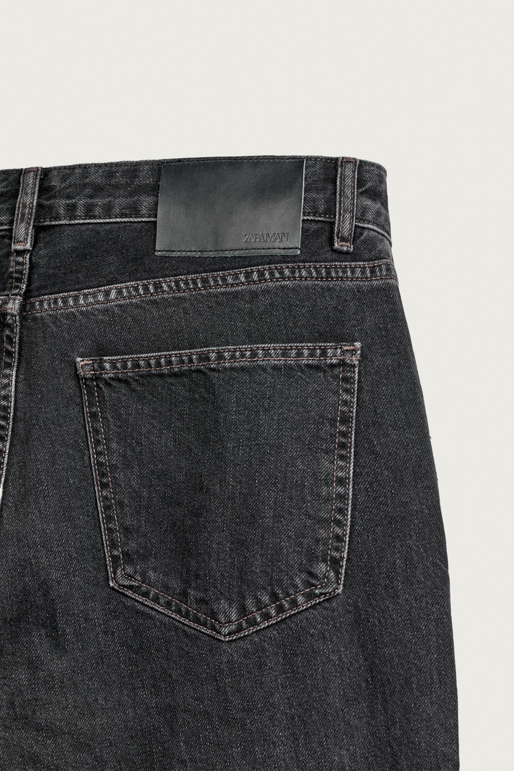 РАСКЛЕШЕННЫЕ ДЖИНСЫ С РАЗРЕЗАМИ — ZARA
