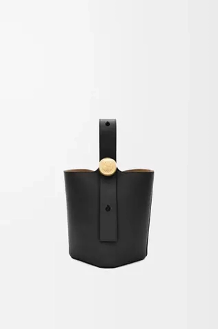Loewe Мини-сумка-ведро Pebble из гладкой телячьей кожи, черный