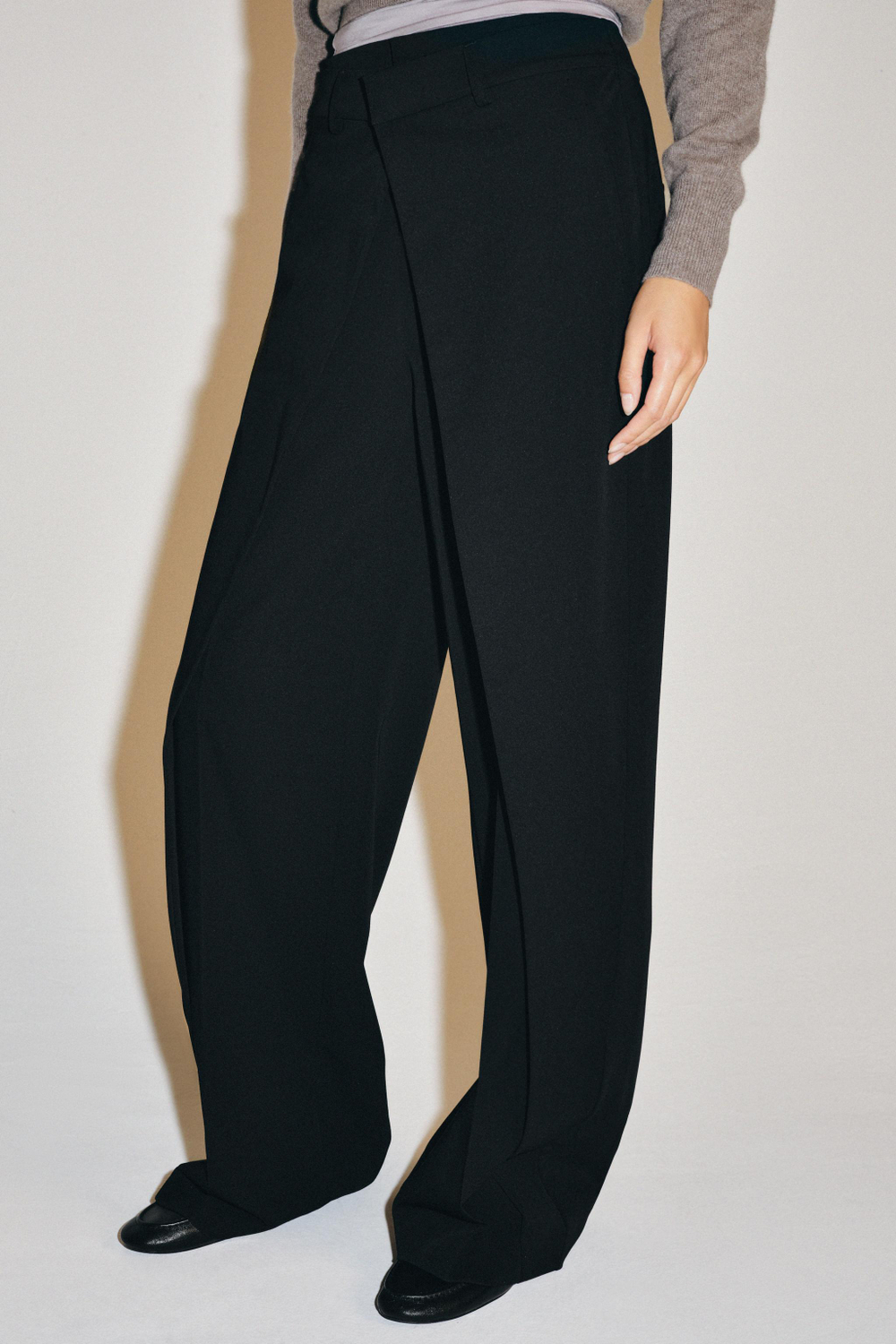 БРЮКИ С ЗАЩИПАМИ СПЕРЕДИ — ZW COLLECTION — ZARA