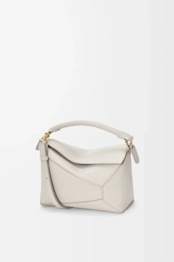 Loewe Маленькая сумка Puzzle Edge из мягкой зернистой телячьей кожи, экрю