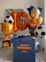 Воздушные шары с коробкой «Нашему Чемпиону» — футбольный набор с кубком, мячами и цифрами на день рождения