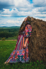 Лисы в пионах