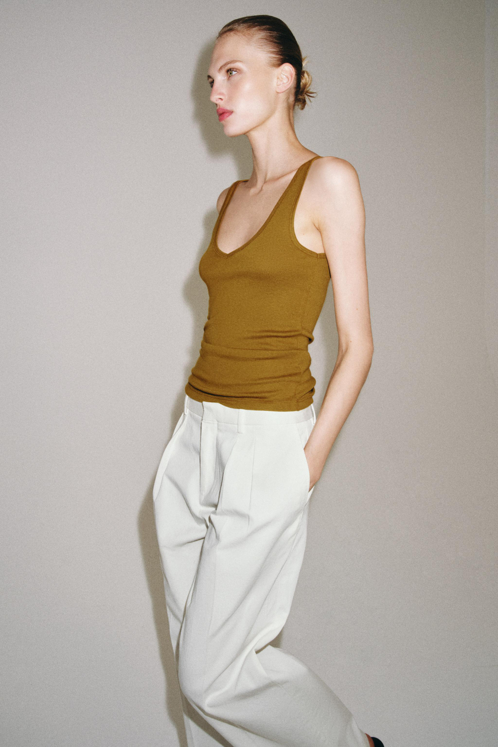 ZARA ХЛОПКОВЫЙ ТОП НА БРЕТЕЛЯХ, ЦВЕТ ОЛИВКОВОГО МАСЛА