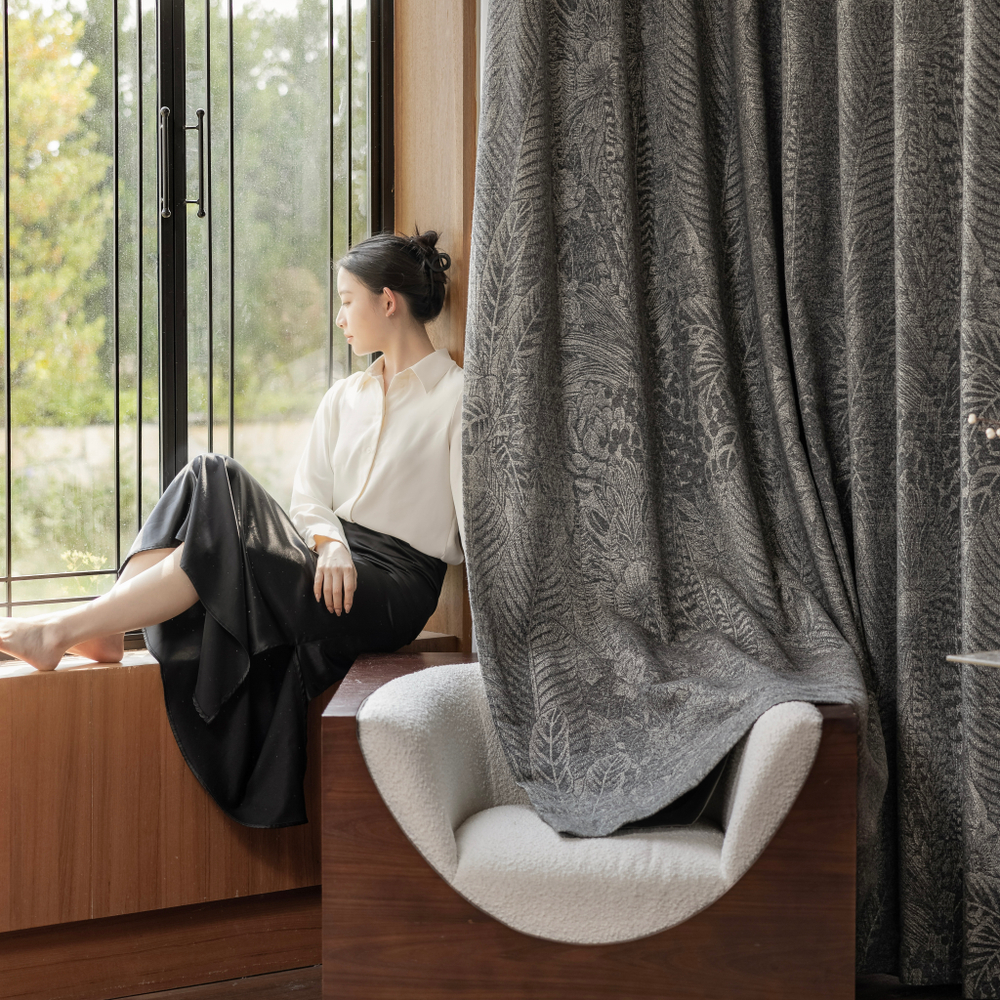 Шерстяная портьерная ткань «Graphite Tweed» — натуральная шерсть с вертикальным меланжевым рисунком для штор от пола до потолка