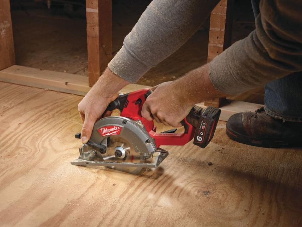 Аккумуляторная циркулярная пила Li-Ion6Ач Milwaukee M12 CCS44-602X FUEL 4933451512
