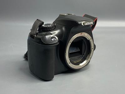 Canon EOS 1100D Kit 18-55mm 3.5-5.6 IS II 71 000 кадров.