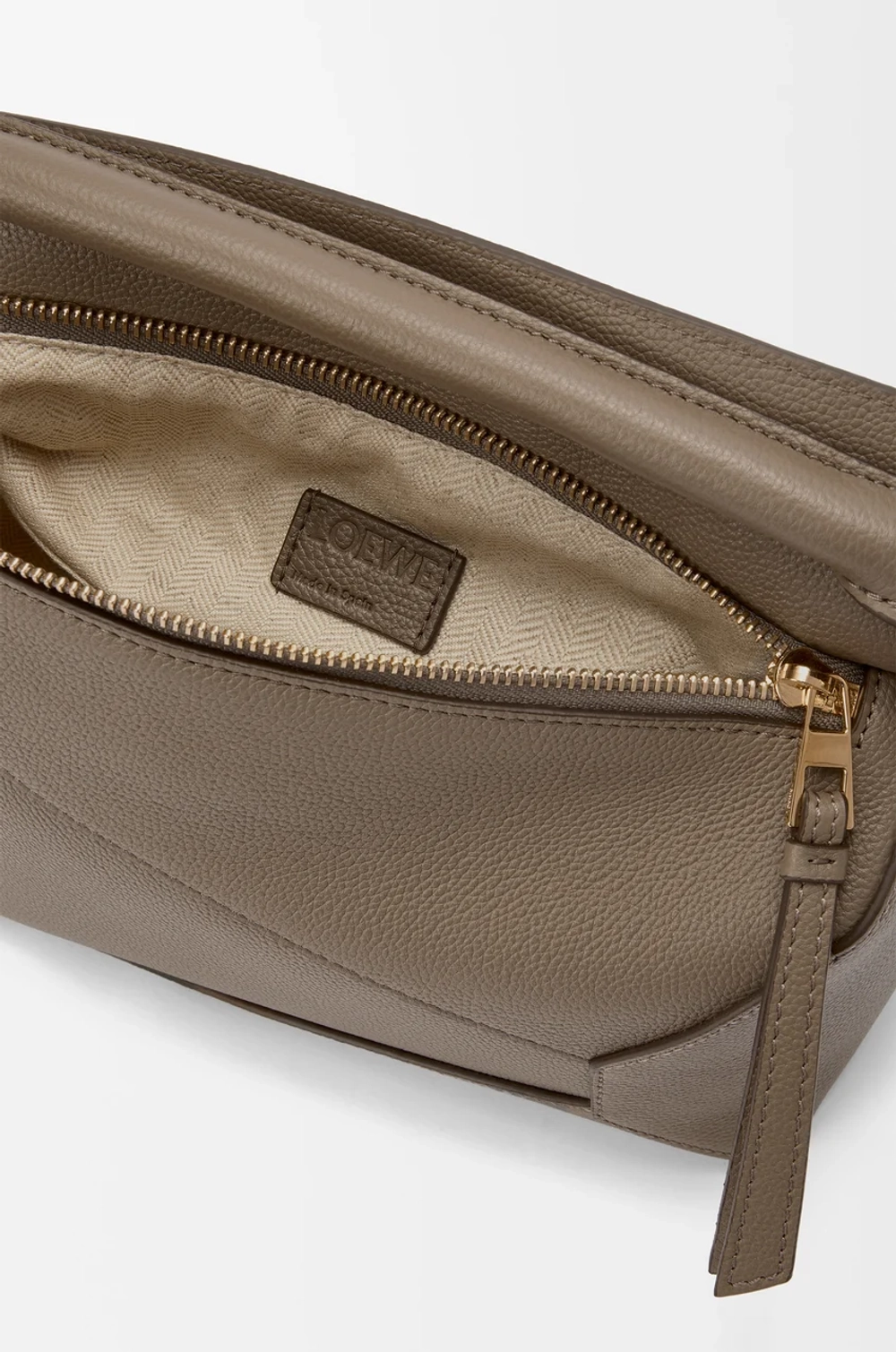 Loewe Маленькая сумка Puzzle Edge из мягкой зернистой телячьей кожи, серо-коричневый