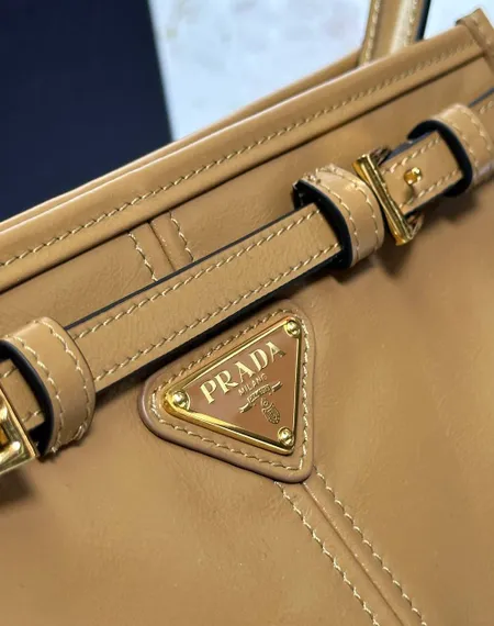 Маленькая кожаная сумка Prada через плечо, коричневый