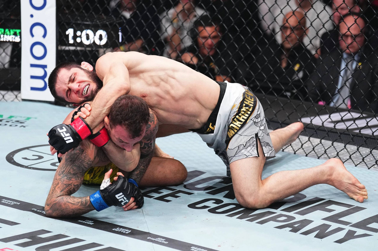 Ислам Махачев успешно прошёл взвешивание перед первой защитой титула на UFC 330