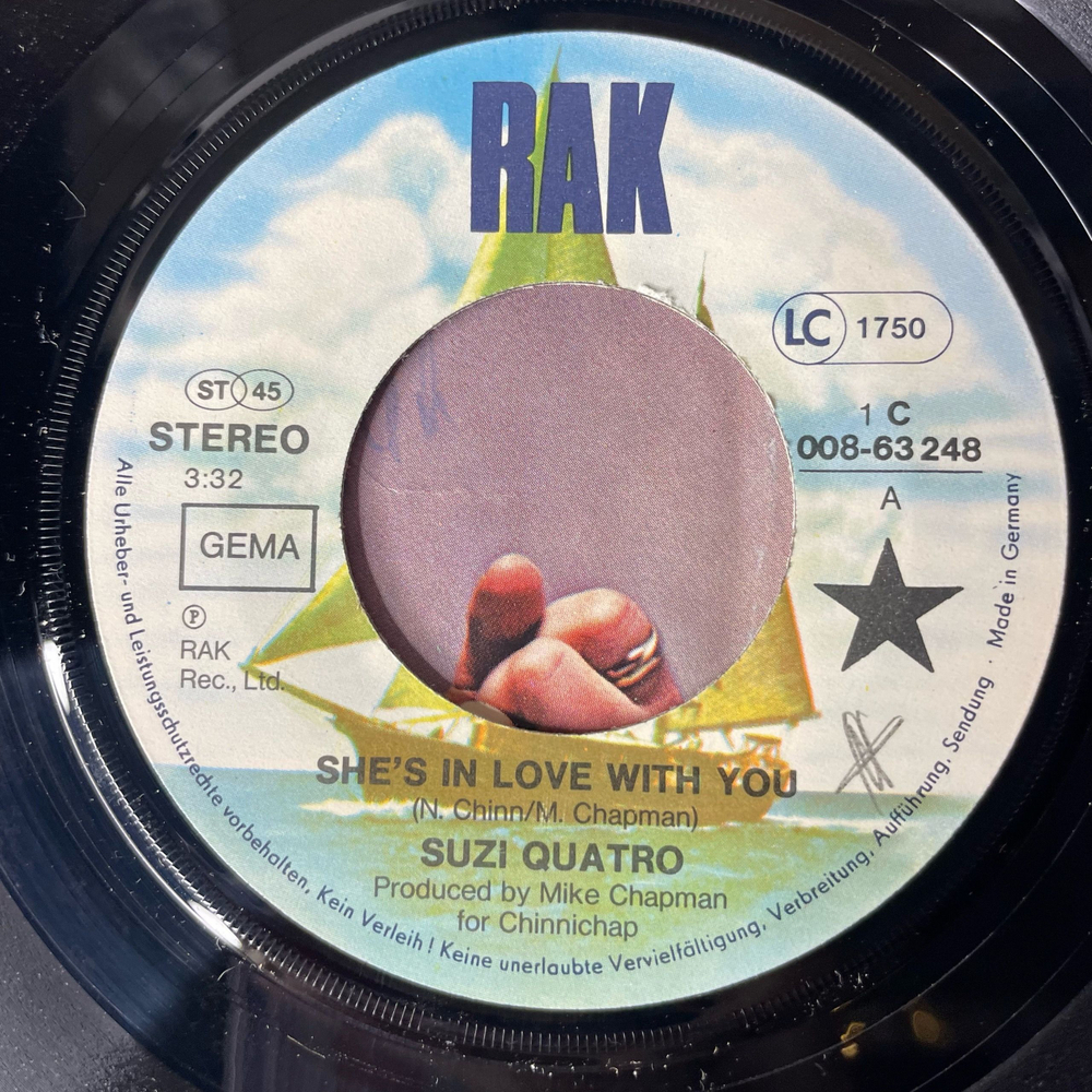 Винтажная виниловая пластинка 7 дюймов (маленькая пластинка) Suzi Quatro She's In Love With You (Германия 1979)