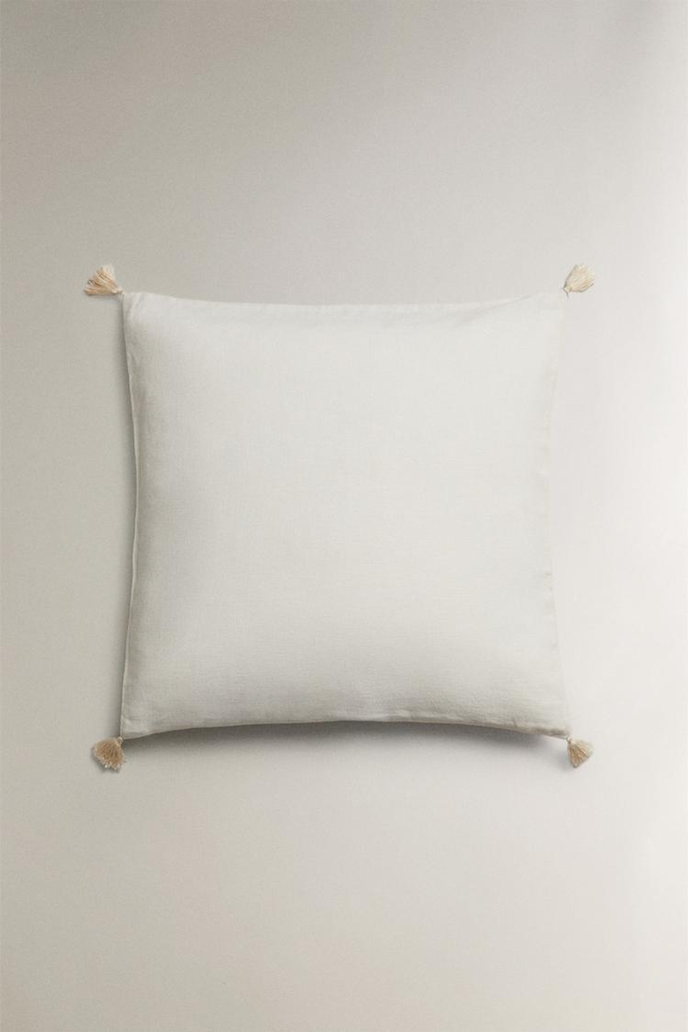 ZARA HOME ЧЕХОЛ ДЛЯ ДЕКОРАТИВНОЙ ПОДУШКИ С ВЫШИВКОЙ И КИСТОЧКАМИ, СВЕТЛО-БЕЖЕВЫЙ