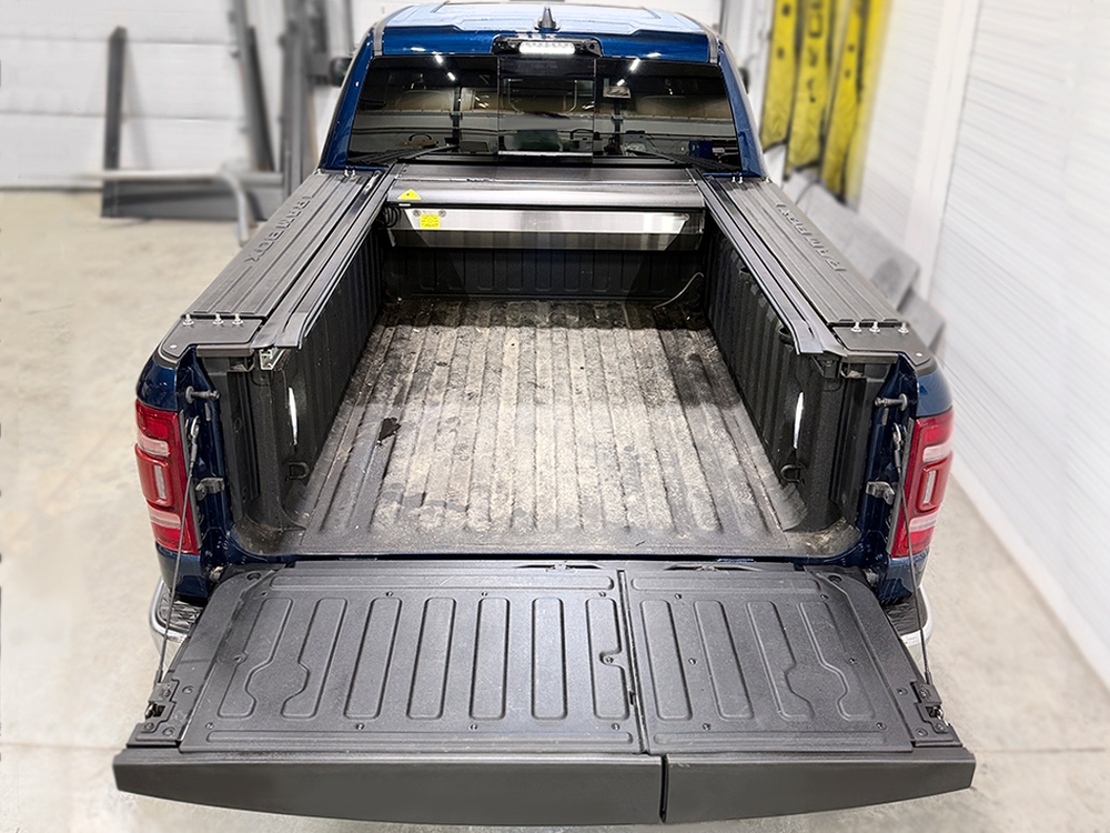 Крышка роллета RAM 5.7FT RAMBOX (черная/серая рейка) электрическая