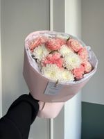 Букет из хризантемы, кустовой пионовидной розы и диантусов