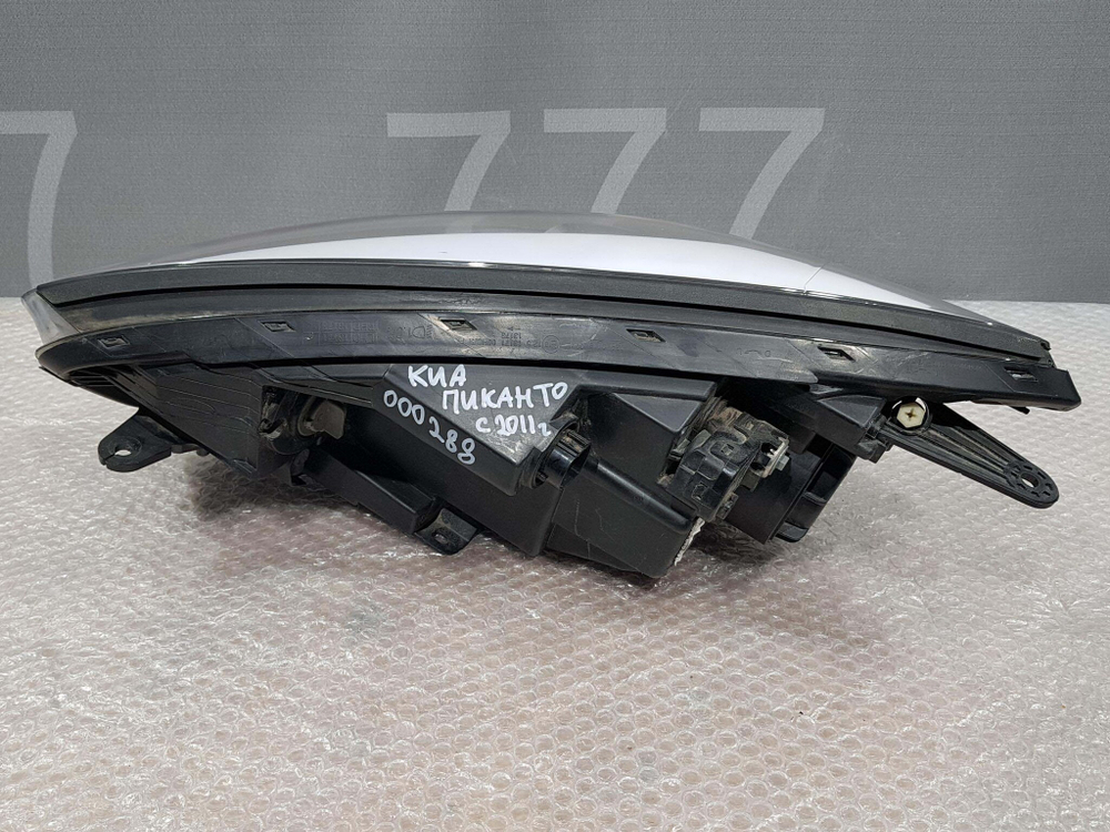 Фара правая LED Kia Picanto 2 (TA) 11-17 Б/У Оригинал 921021Y311
