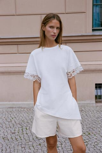 АСИММЕТРИЧНАЯ ФУТБОЛКА С КРУЖЕВОМ — ZARA