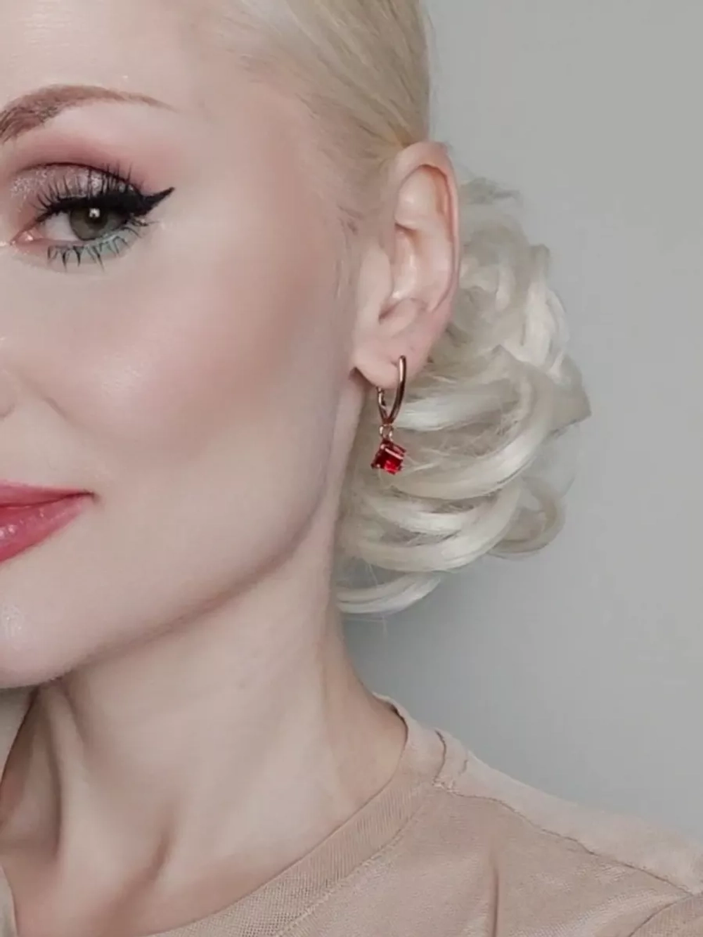 Серьги-подвески Миражи с красным кубиком Swarovski