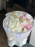 Букет из гортензии, хризантемы, диантусов и ромашки