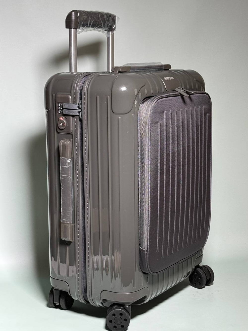 Дорожный чемодан Rimowa Essential Sleeve Cabin с карманом для ноутбука