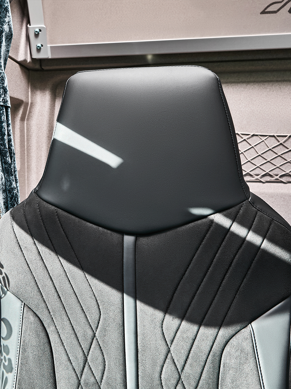 Чехлы Люкс MAN TGX до 2021 года (экокожа, черный, черная вставка)