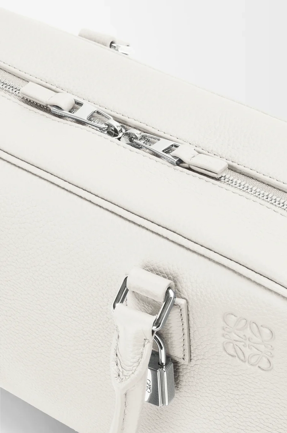Loewe Сумка Amazona 23 из мягкой зернистой телячьей кожи, экрю