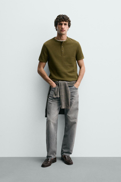 ZARA ФУТБОЛКА ИЗ РЕЛЬЕФНОЙ ТКАНИ С ВОРОТНИКОМ НА ПУГОВИЦАХ, ХАКИ