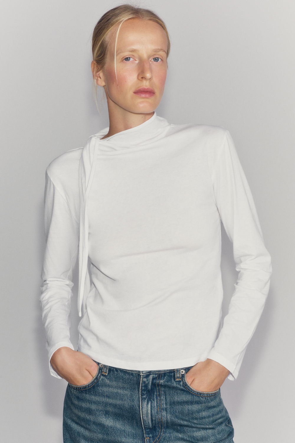 ФУТБОЛКА С ПЛАТКОМ — ZARA