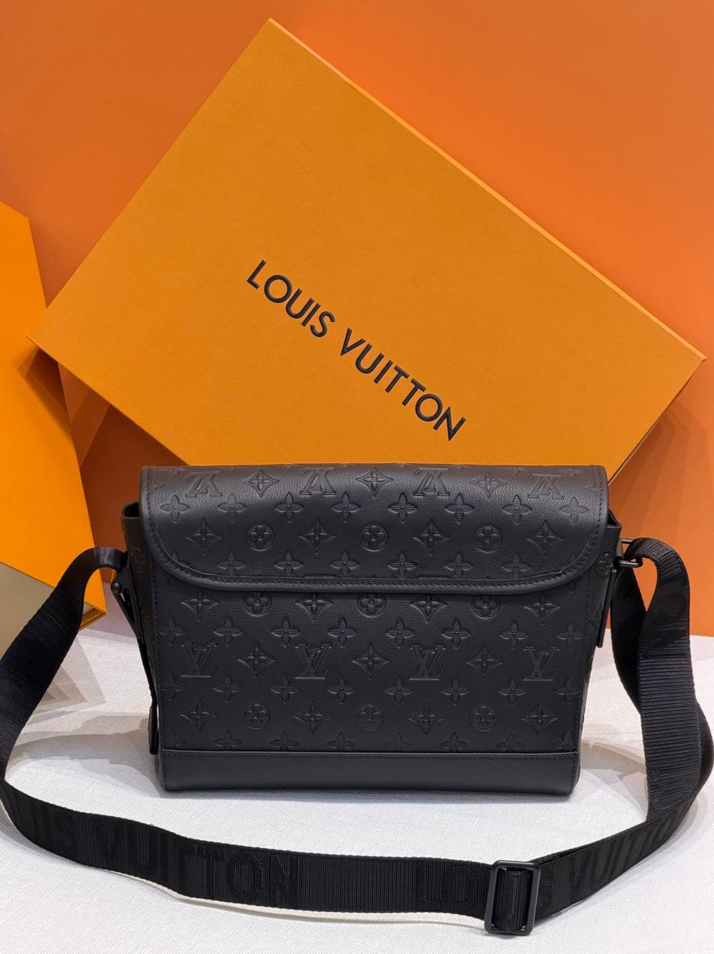 Сумка через плечо/мессенджер Louis Vuitton Courrier